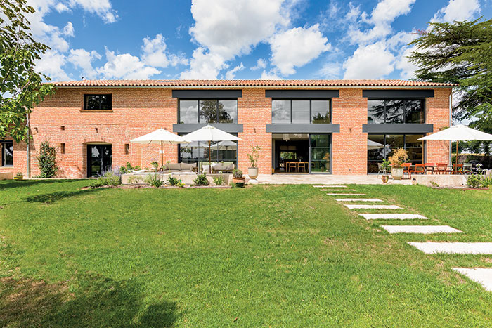 ferme contemporaine proche de Toulouse avec briques d'origine