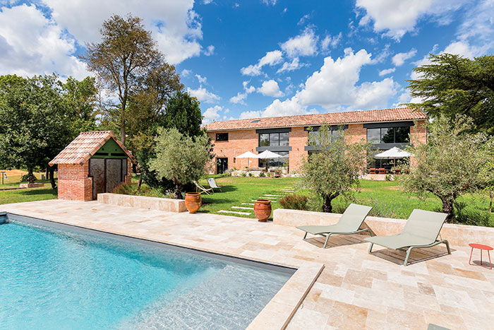 ferme contemporaine proche de Toulouse avec piscine extérieure et belle brique rouge toulousaine