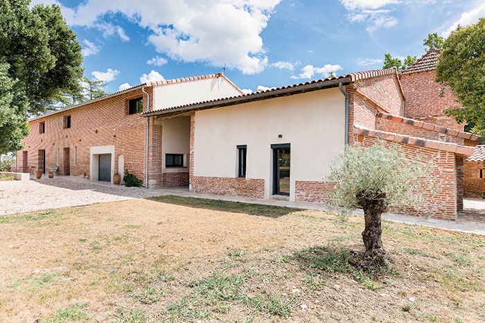 ferme contemporaine proche de Toulouse avec façade plein nord et garage