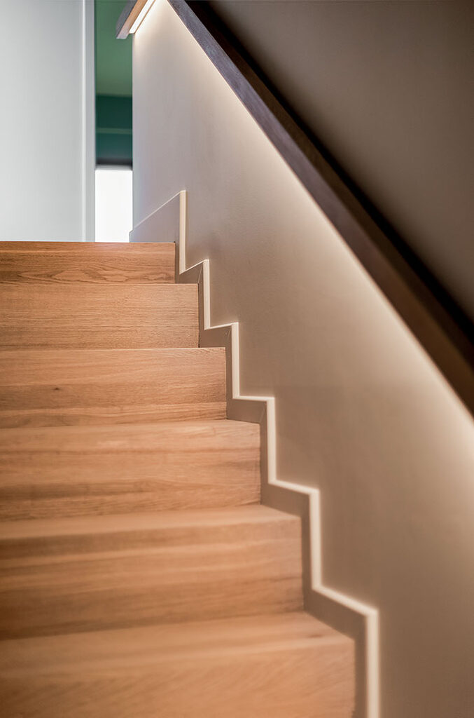 ferme contemporaine proche de Toulouse avec escalier en bois mâché souligné d'un filet lumineux