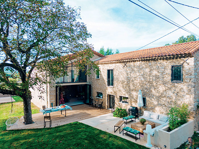 gîte d'ici et d'ailleurs vue extérieur 160m² en pleine nature
