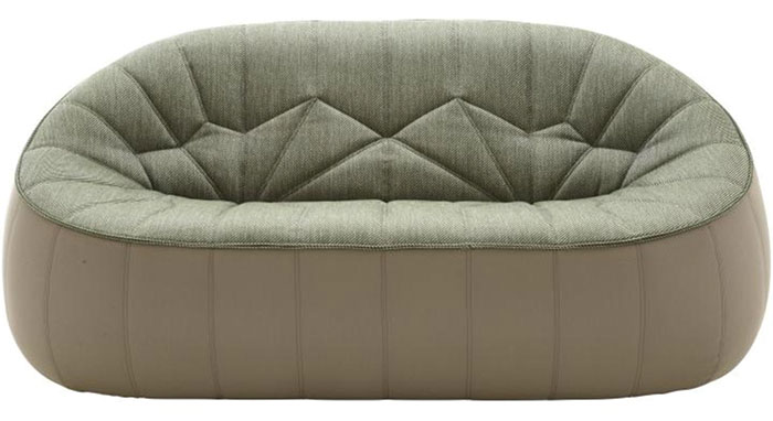 Salon à ciel ouvert avec petit canapé outdoor Ottoman de Cinna