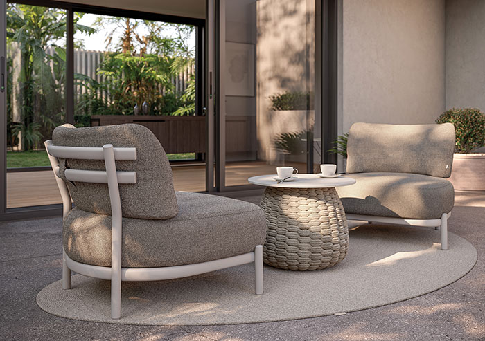 Salon à ciel ouvert avec table basse et fauteuil de chez Manutti