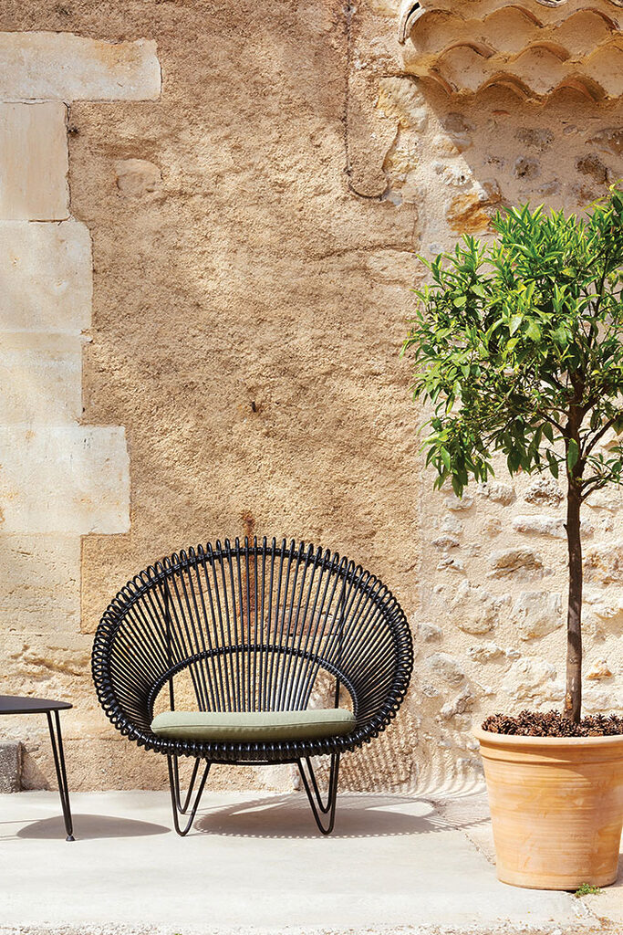 Salon à ciel ouvert avec fauteuil en rotin de Vincent Sheppard
