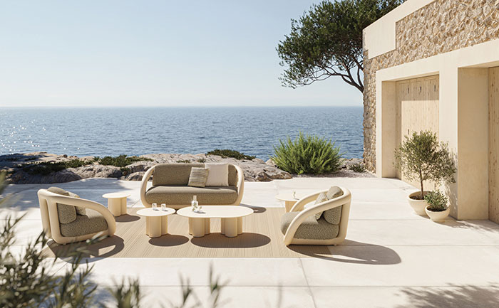 Salon à ciel ouvert avec Canapé Mel de Vondom, associé au fauteuil et aux tables basses de la collection Mel