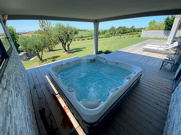Un spa pour une cure de bien-être avec en visuel un spa de la marque Caldera Spas sur une terrasse