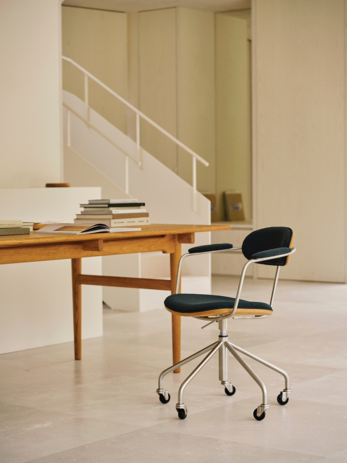 Fauteuil pivotant CH621 de Carl Hansen & Son chez Carl Hansen & Son Flogship Store à Toulouse