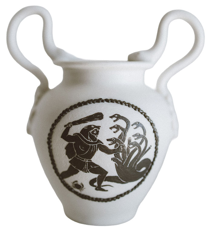 Vase XIII en porcelaine avec décor sgraffito « Héraclès contre l’Hydre de Lerne » de Marie Duois